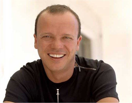 Dahlia, alle 20 a reti unificate il video della canzone Libero di Gigi d'Alessio